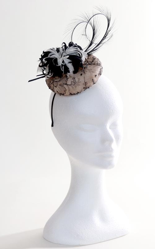 Chantilly - klobúčik zo sinamayu s čipkou a perím